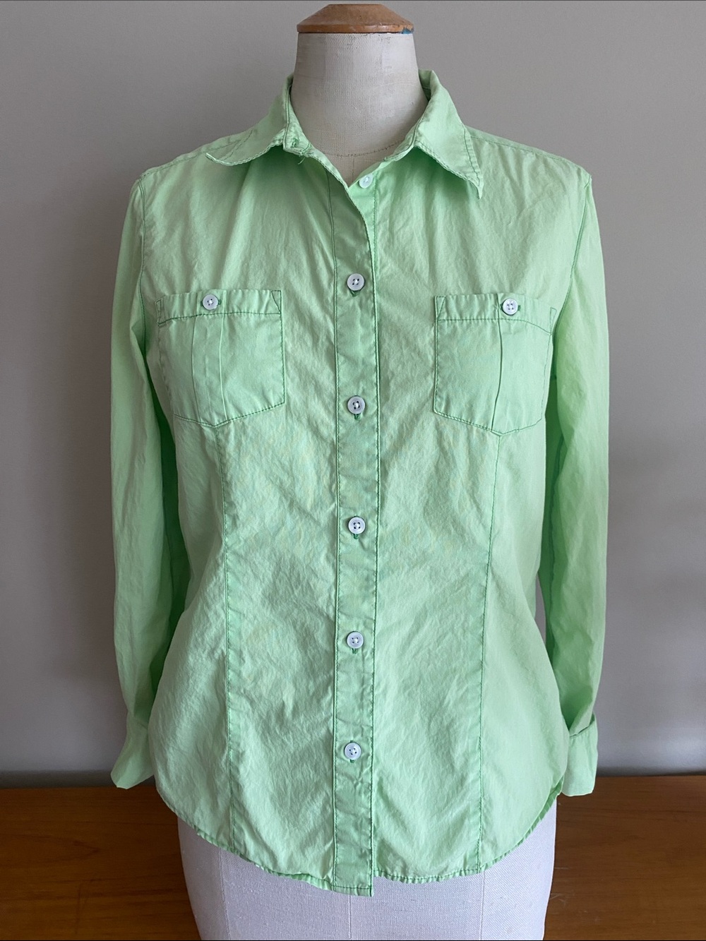 Gap pastel green long sleeved blouse with button closure. Small.
100% Cotton.💚💚💚